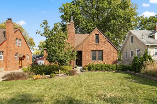 2711 42nd Street, Des Moines, IA 50310
