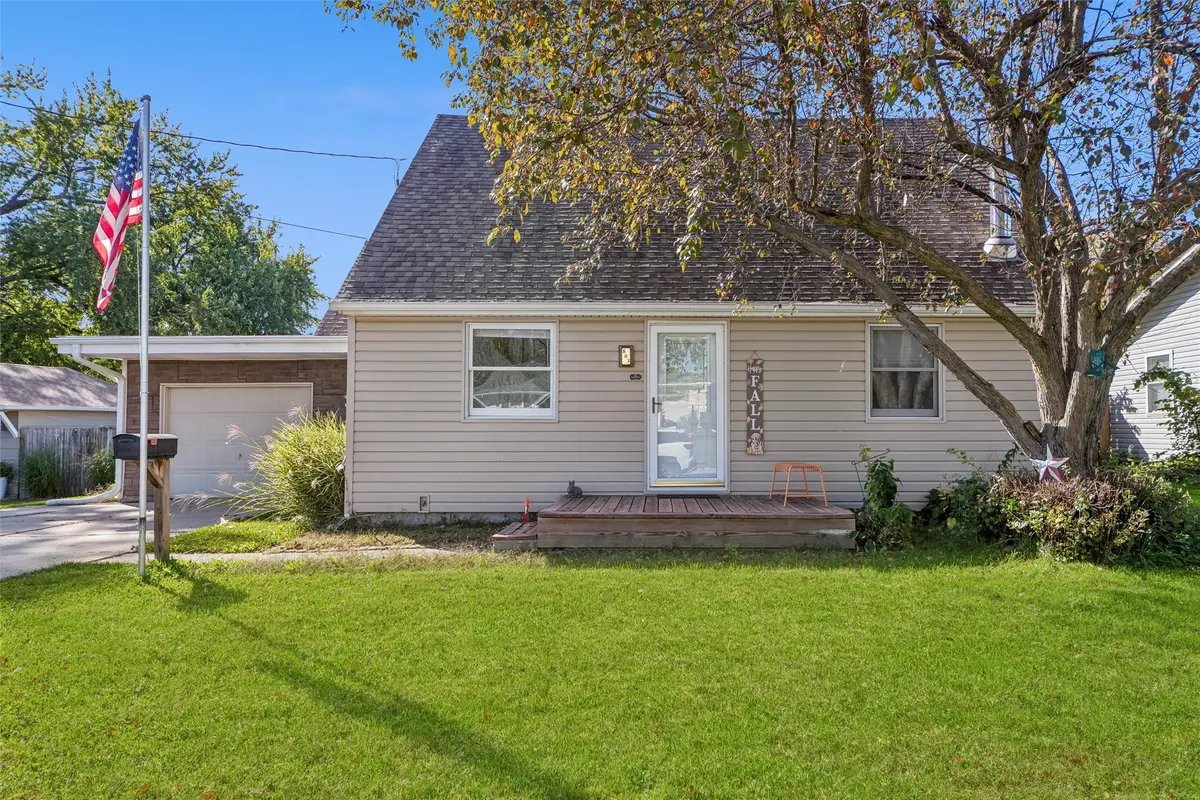 803 E 14th Street N, Newton, IA 50208 - #1