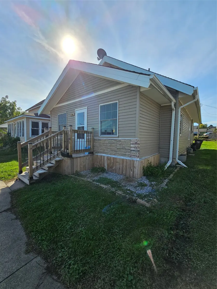 105 S 7th Avenue, Marshalltown, IA 50158 - #3
