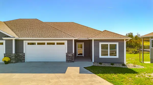 2367 N 10th Avenue E, Newton, IA 50208