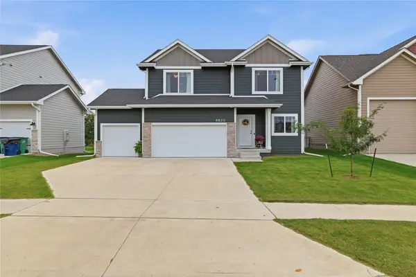 8820 Oakwood Drive, Urbandale, IA 50322