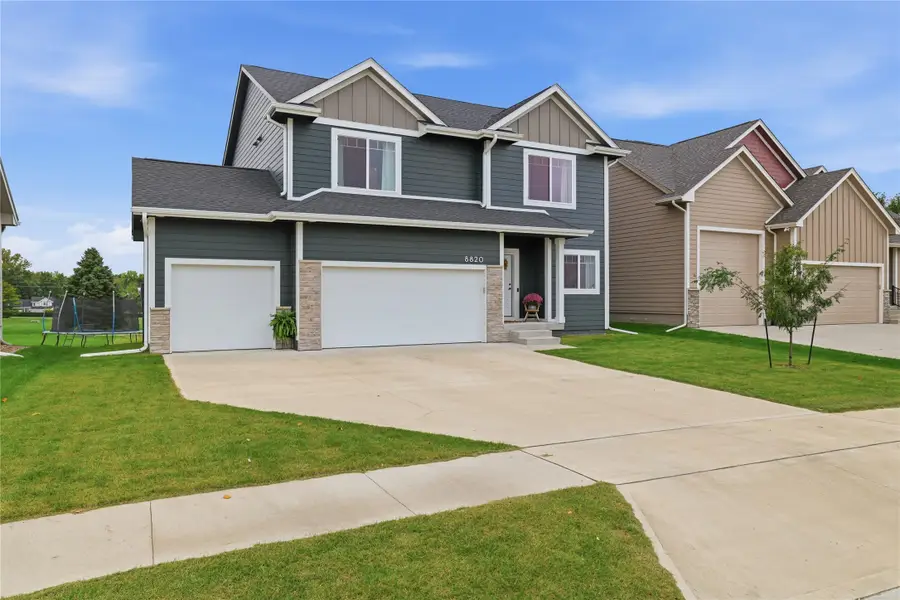 8820 Oakwood Drive, Urbandale, IA 50322 - #2