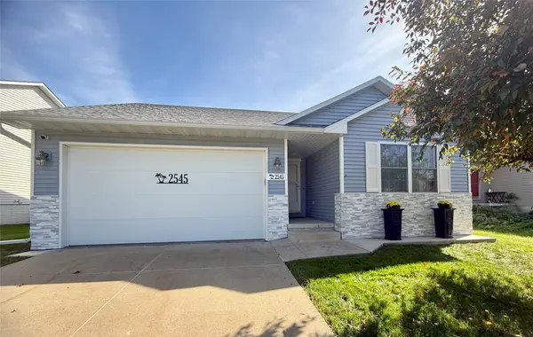 2545 Whispering Ridge Drive, Des Moines, IA 50320