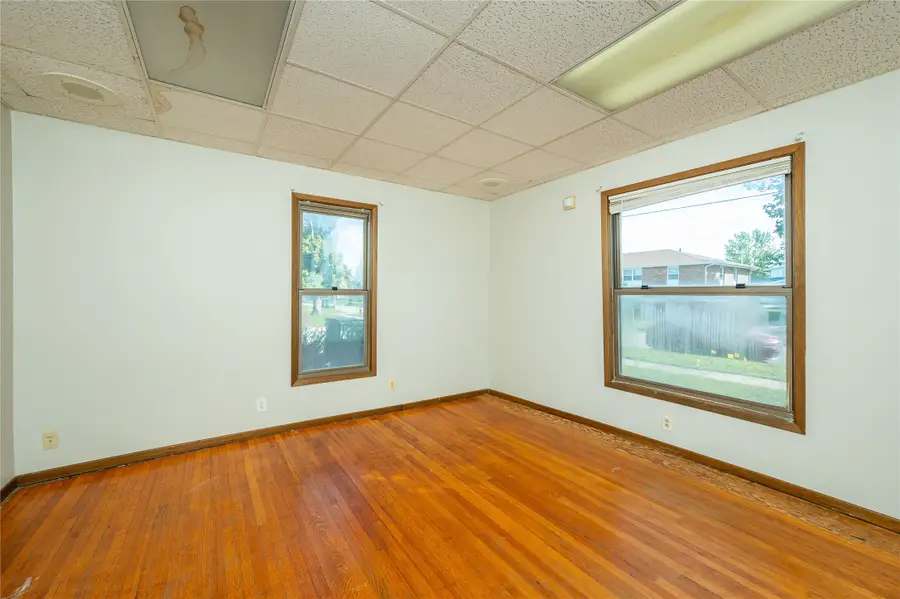 418 N 2nd Avenue E, Newton, IA 50208 - #3