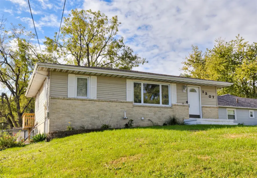 1207 E Watrous Avenue, Des Moines, IA 50315 - #2