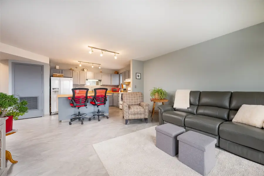 300 Walnut Street #1301, Des Moines, IA 50309 - #3