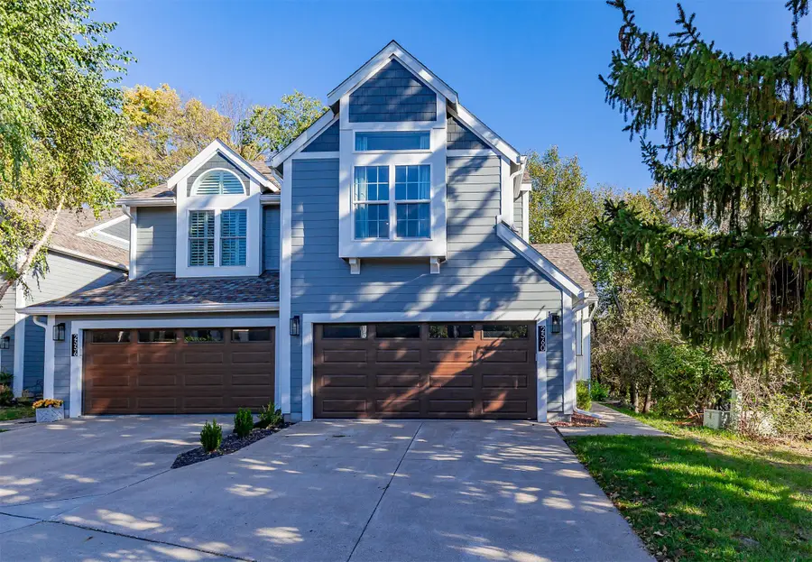 2560 Pine Circle, Urbandale, IA 50322 - #2