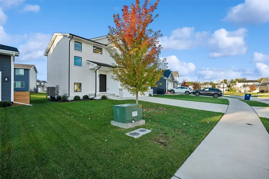 16608 Oakwood Drive, Urbandale, IA 50323 - #2