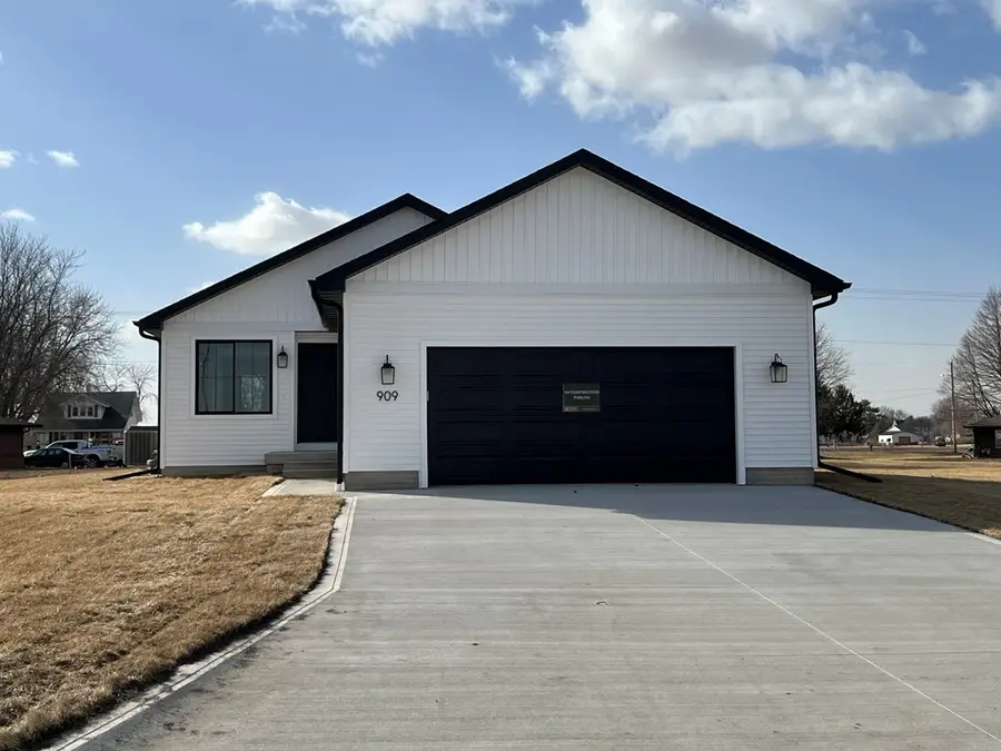 909 Sunrise Drive, Gowrie, IA 50543 - Image #2