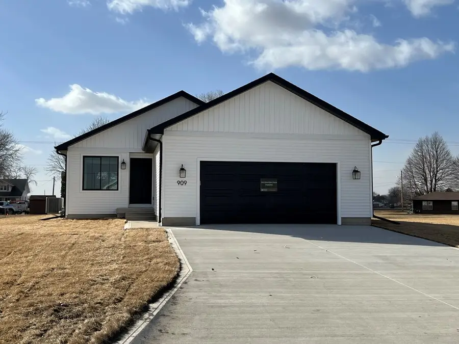 909 Sunrise Drive, Gowrie, IA 50543 - Image #3