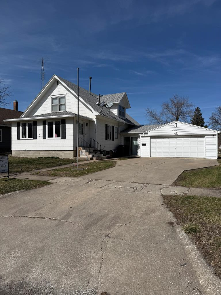 126 E Pleasant St, Rockwell City, IA 50579 - #1