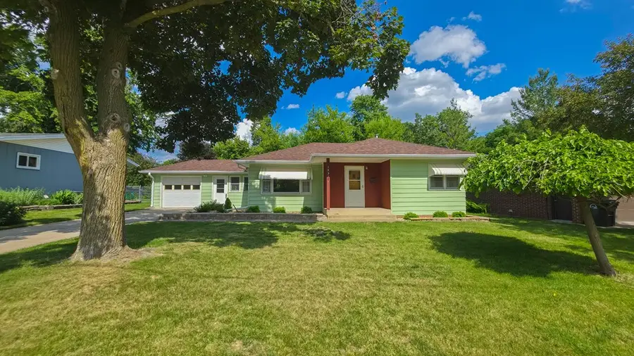 1231 N 8th St, Fort Dodge, IA 50501 - #3