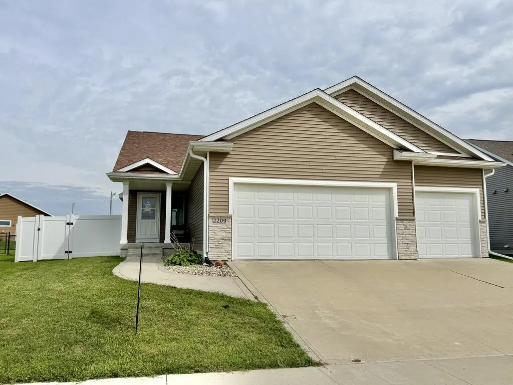 2209 Williams Dr, Fort Dodge, IA 50501 - #1