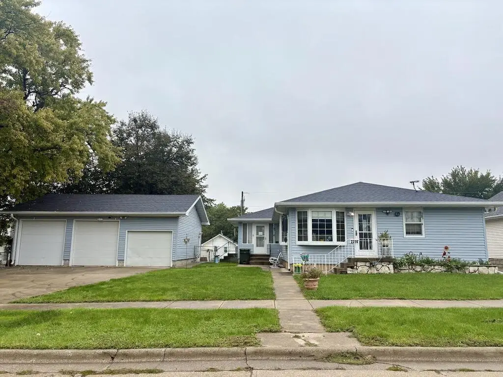 2216 Highland Park Ave, Fort Dodge, IA 50501 - #1