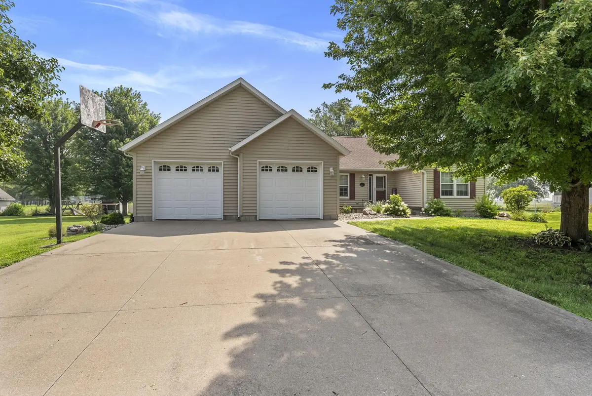 920 S 4th St, Wapello, IA 52653 - #1