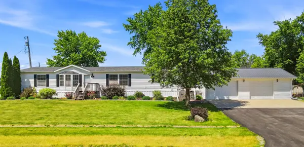 106 W Washington St, Grandview, IA 52752