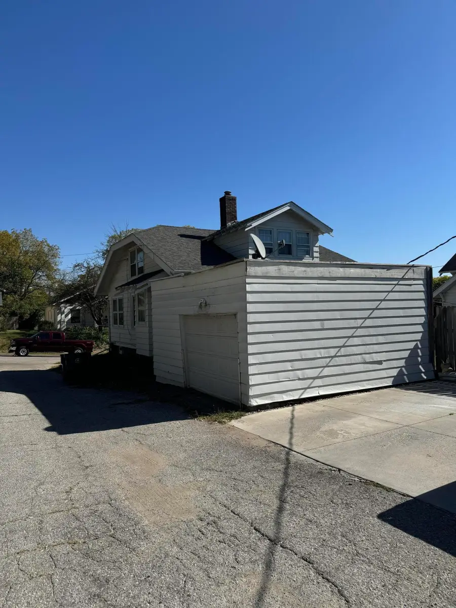 806 Oak St, Muscatine, IA 52761 - #2