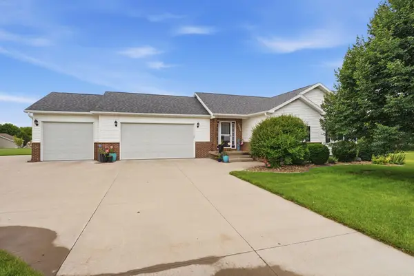 2733 Birdie Dr, Muscatine, IA 52761