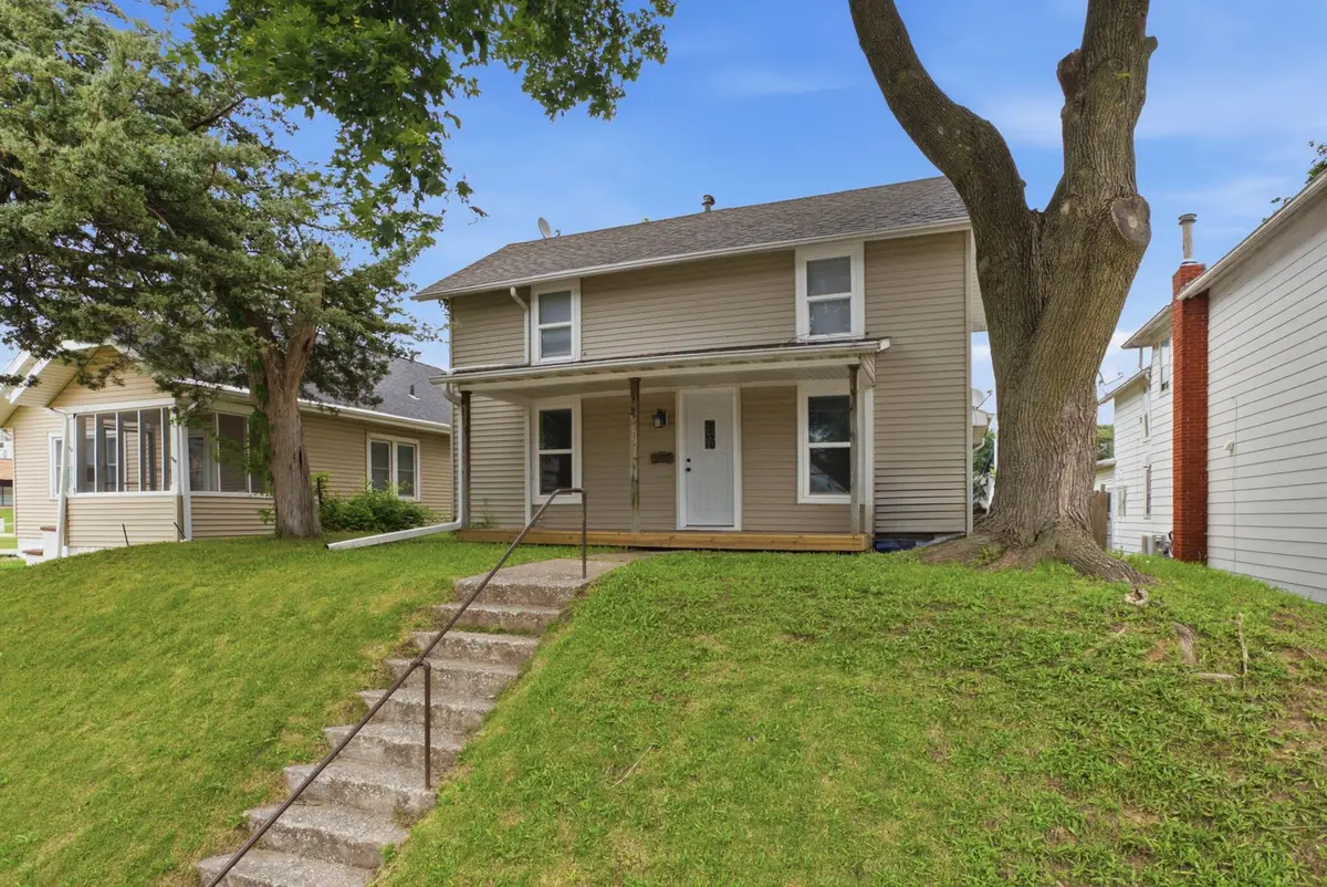 817 Cedar St, Muscatine, IA 52761 - #1