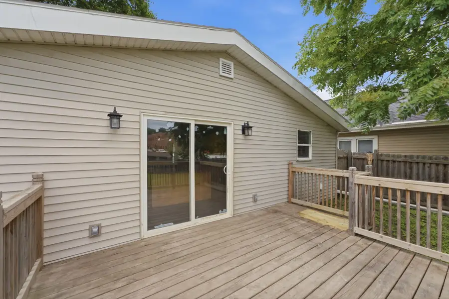 817 Cedar St, Muscatine, IA 52761 - #3