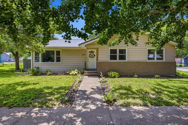 209 N Walnut St, Winfield, IA 52659