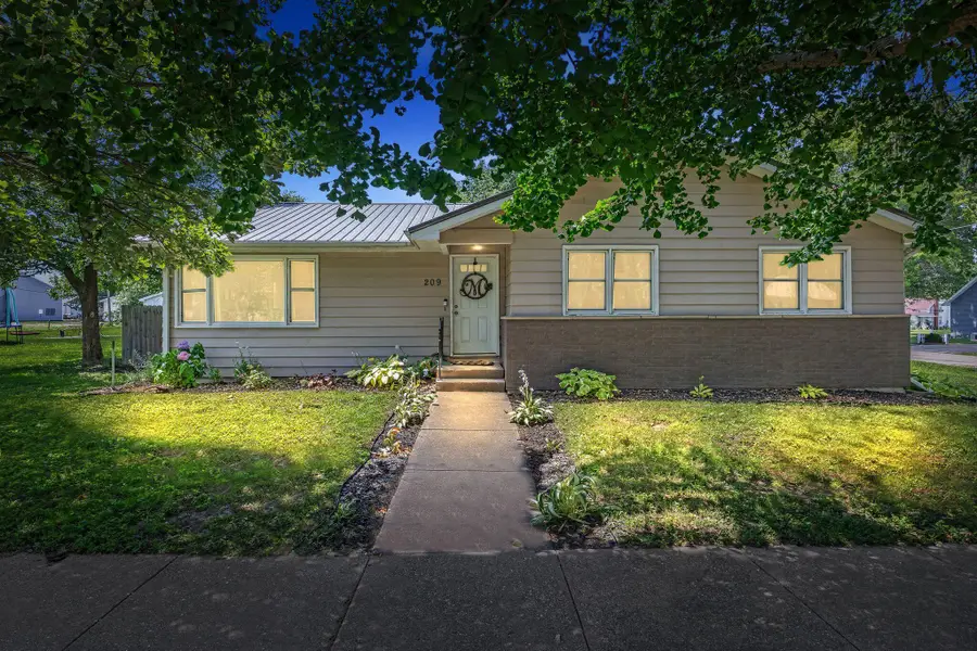 209 N Walnut St, Winfield, IA 52659 - #2