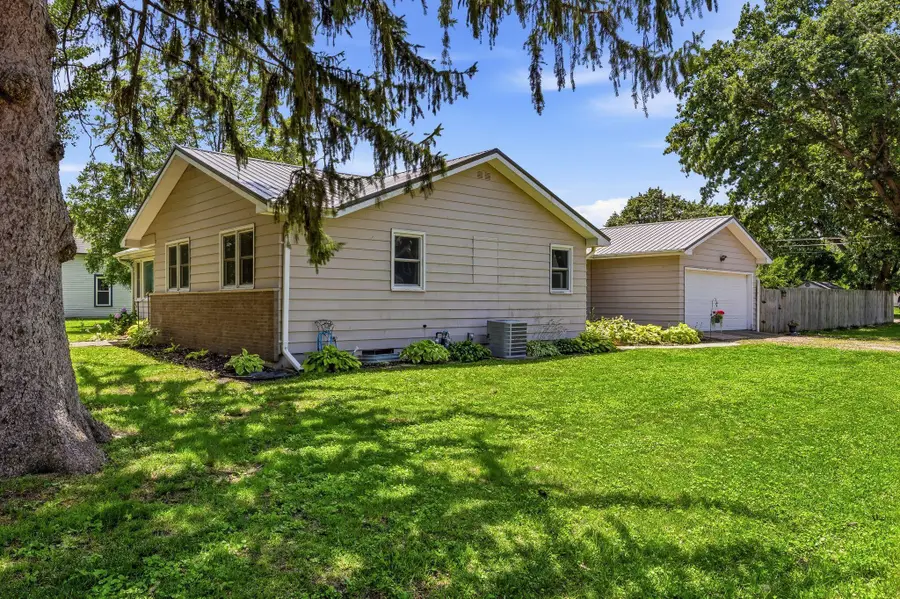 209 N Walnut St, Winfield, IA 52659 - #3
