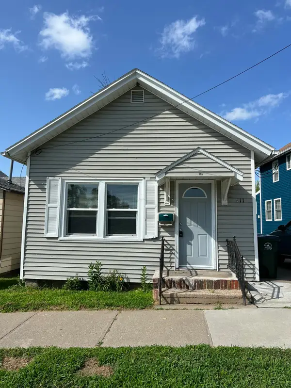 911 Lucas St, Muscatine, IA 52761
