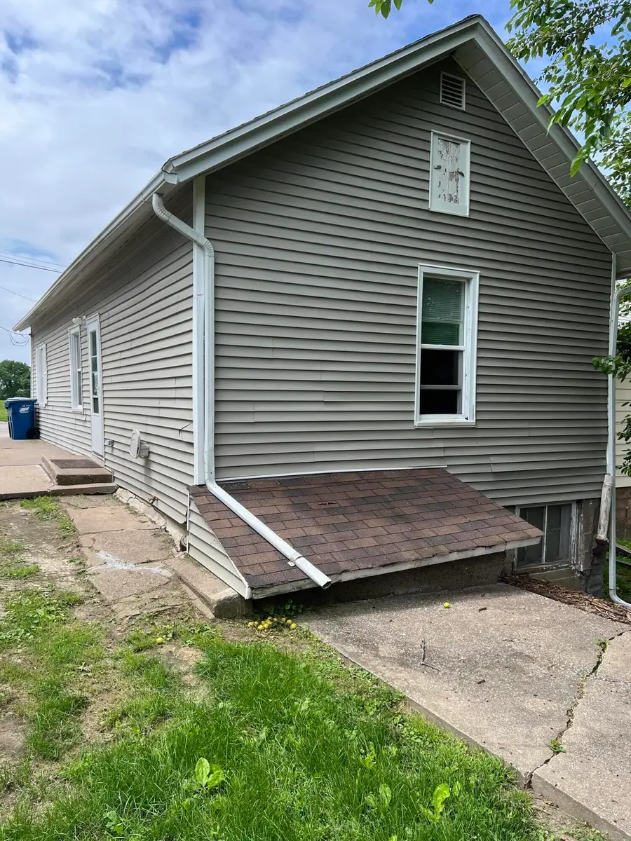 911 Lucas St, Muscatine, IA 52761 - #2