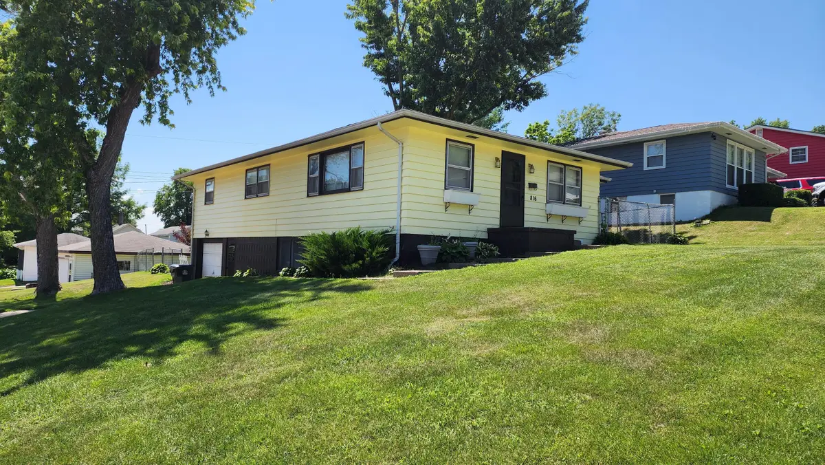 816 E 10th, Muscatine, IA 52761 - #1