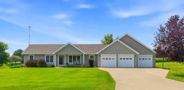 1668 Pond View Dr, Wilton, IA 52778