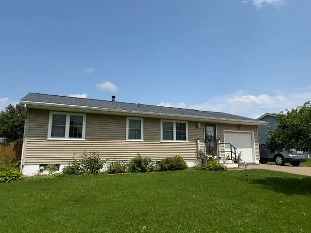 2807 Broadlawn Ave, Muscatine, IA 52761 - #1