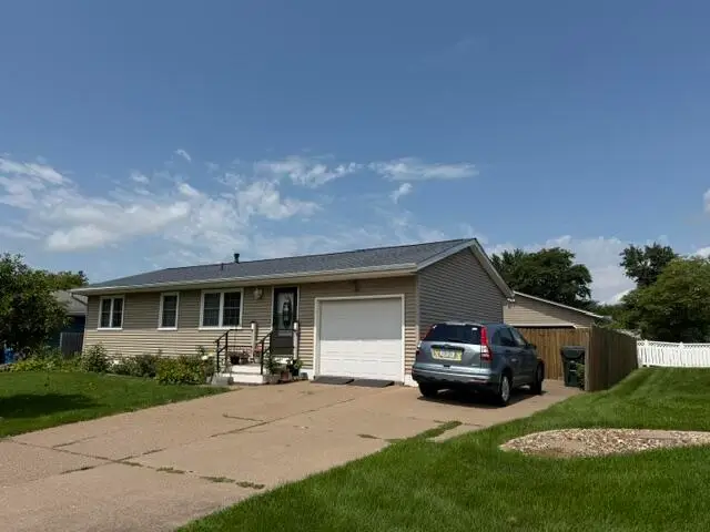 2807 Broadlawn Ave, Muscatine, IA 52761 - #2