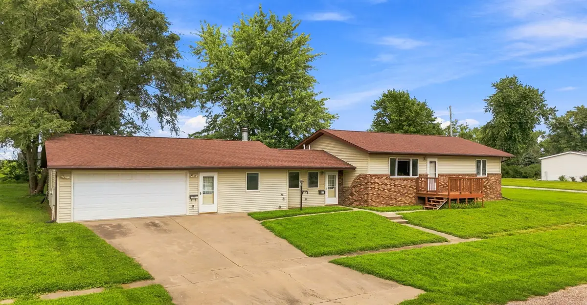 200 W Washington St, Grandview, IA 52752 - #1