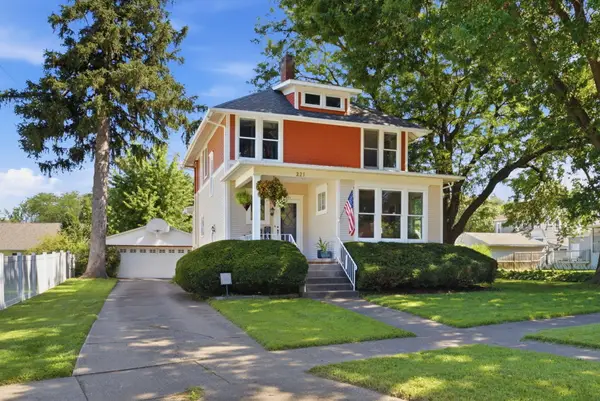 221 Mary Pl, Muscatine, IA 52761