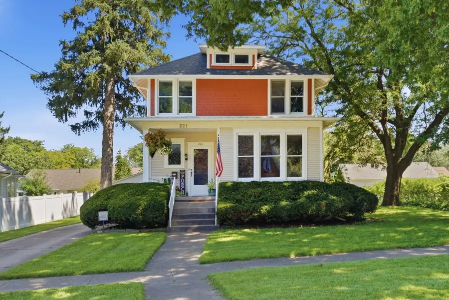 221 Mary Pl, Muscatine, IA 52761 - #2