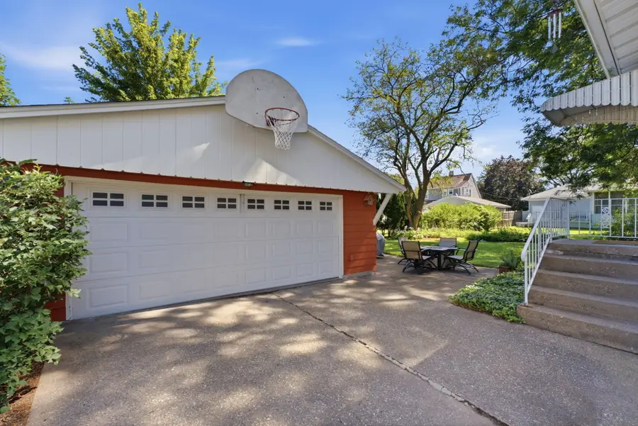 221 Mary Pl, Muscatine, IA 52761 - #3