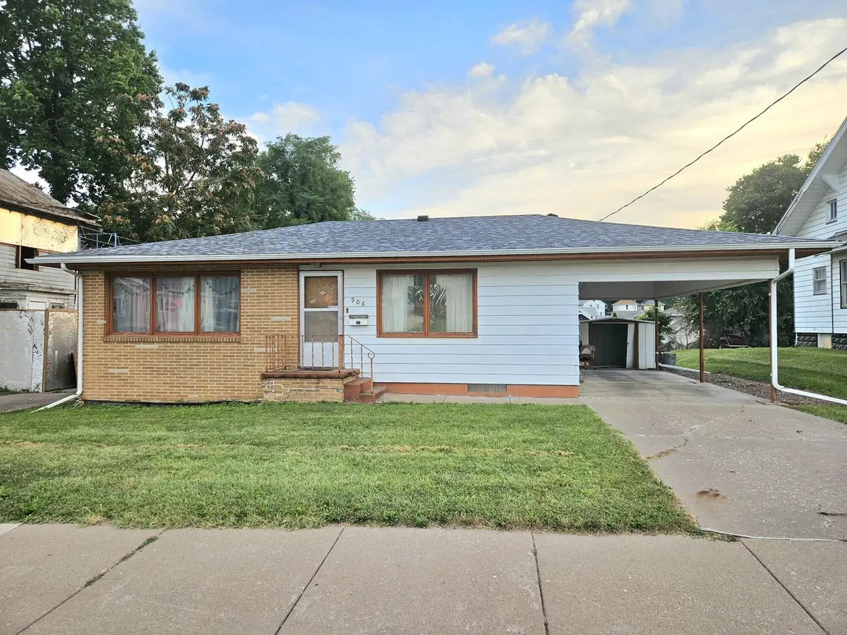 906 Cedar St, Muscatine, IA 52761 - #1