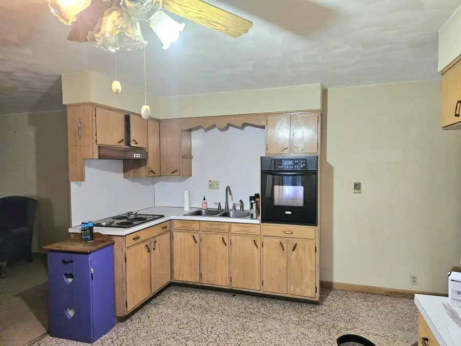 906 Cedar St, Muscatine, IA 52761 - #3