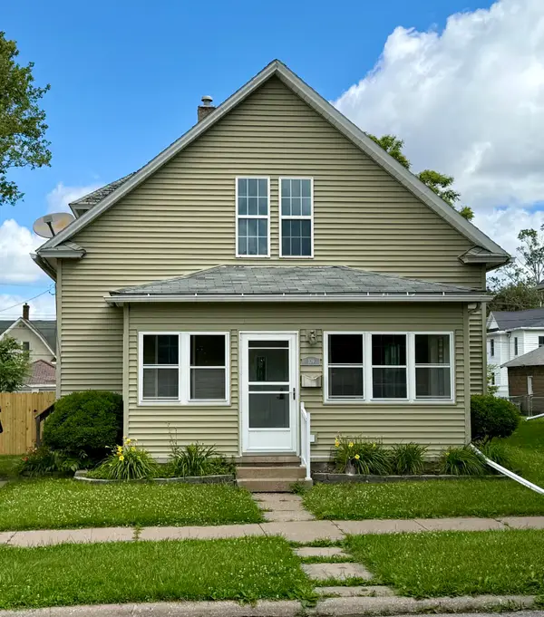 109 Laurel St, Muscatine, IA 52761