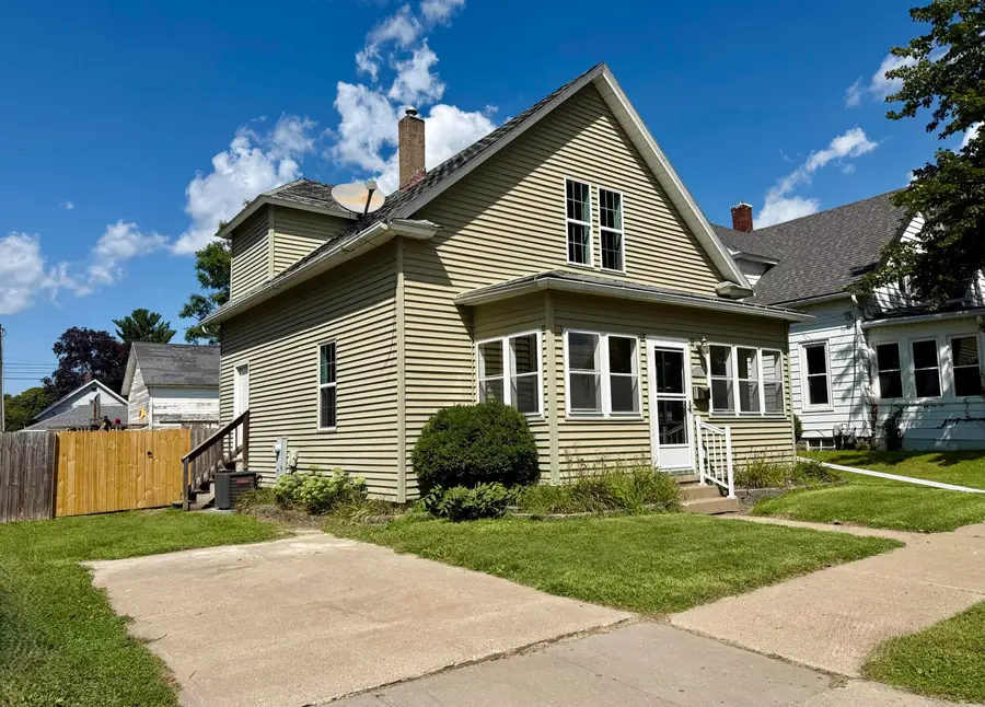 109 Laurel St, Muscatine, IA 52761 - #2