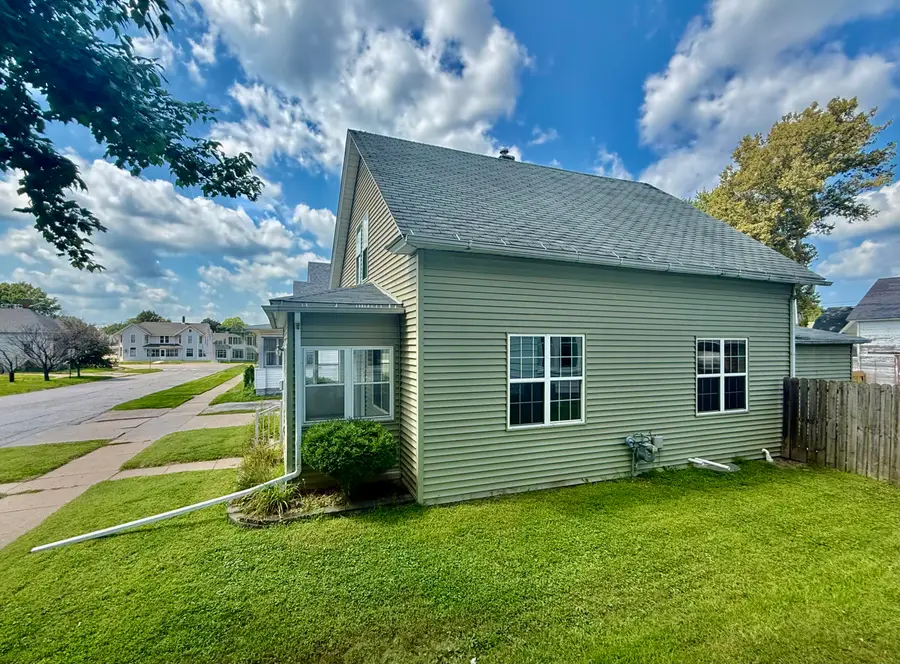 109 Laurel St, Muscatine, IA 52761 - #3