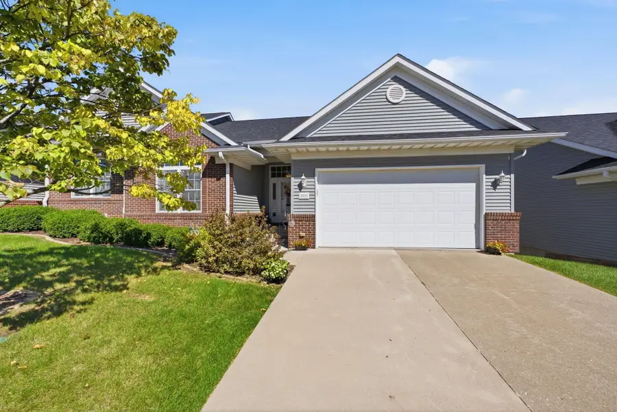 2221 Oak Valley, Muscatine, IA 52761 - #2