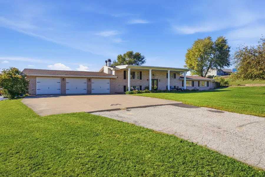 2716 Isett, Muscatine, IA 52761 - #3