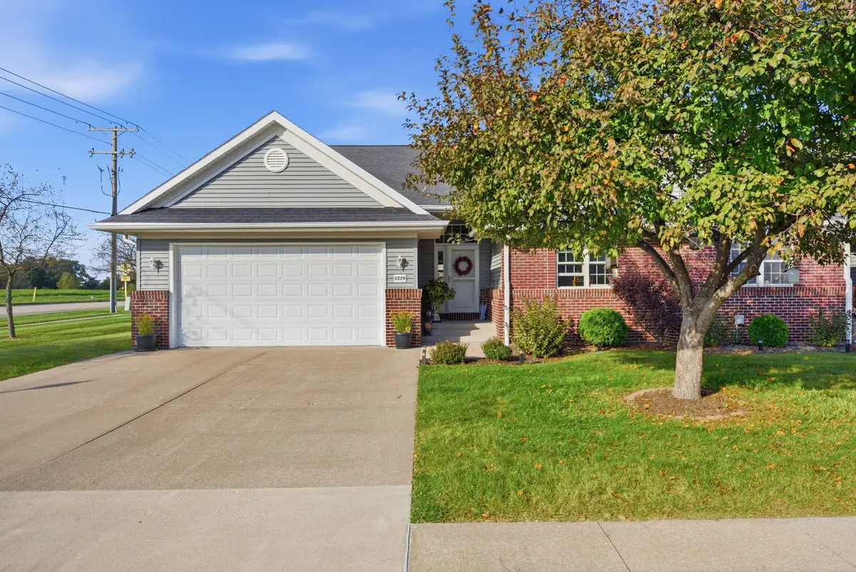 2229 Oak Valley, Muscatine, IA 52761 - #1