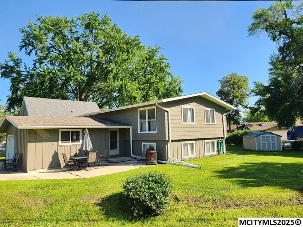 15257 Thoburn Ave, CLEAR LAKE, IA 50428