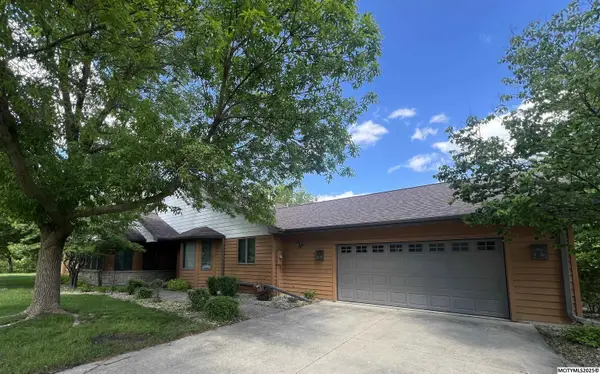 2004 Hunters Ridge Dr, MASON CITY, IA 50401