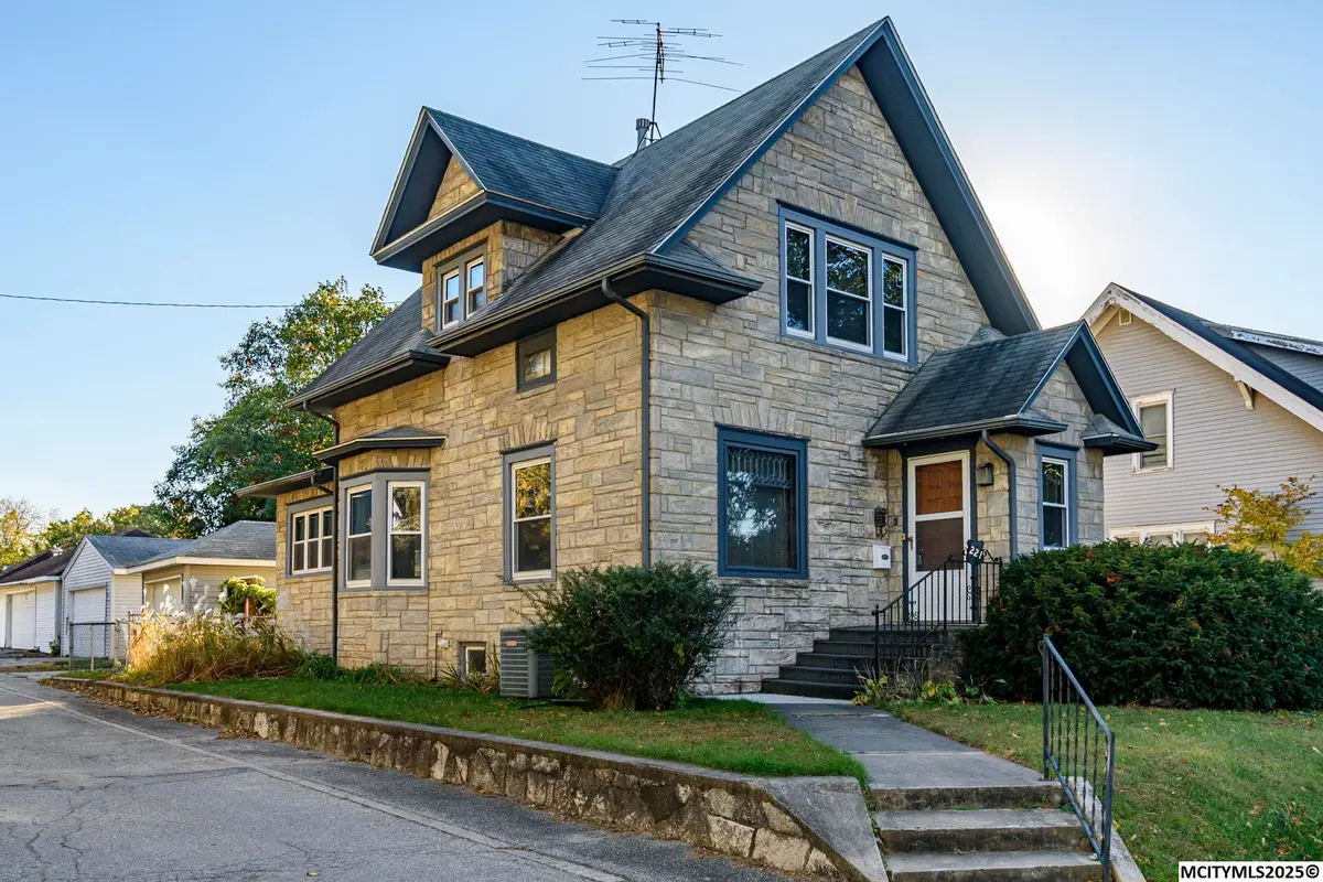 221 9th NW, Mason City, IA 50401 - #1