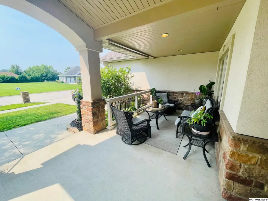 2348 Calloway Ct, Mason City, IA 50401 - #2