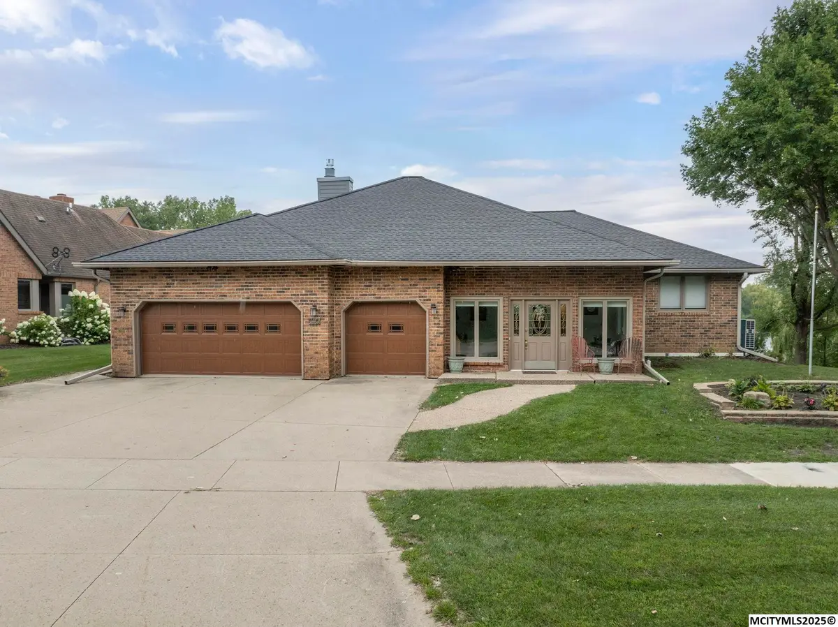 740 Briarstone Dr, Mason City, IA 50401 - #1